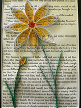 Load image into Gallery viewer, Quilled Daffodil Book Art